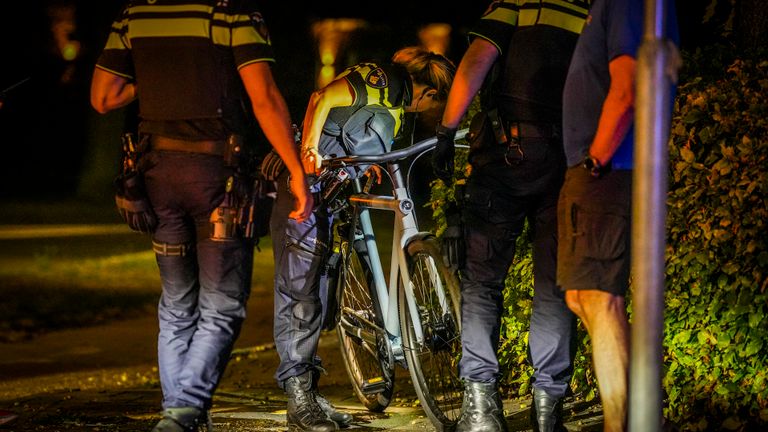 Vlakbij de plek waar de man op de weg lag, werd een fiets gevonden (foto: SQ Vision).