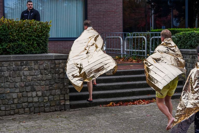 De badgasten werden opgevangen in een sporthal in de buurt (foto: Dave Hendriks/SQ Vision).