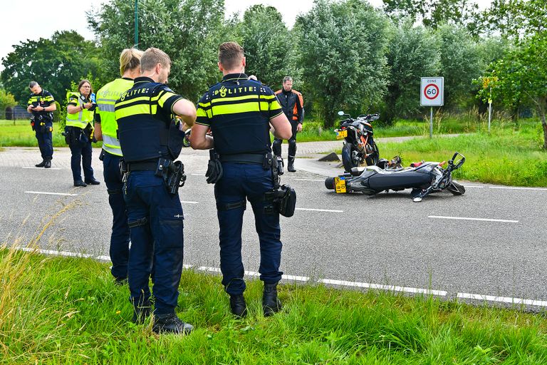 Het ongeluk gebeurde op een T-splitsing in Heeze (foto: Rico Vogels/SQ Vision).