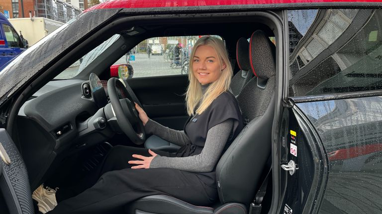 Gina Beumker wil de auto ook wel hebben (foto: Rogier van Son).