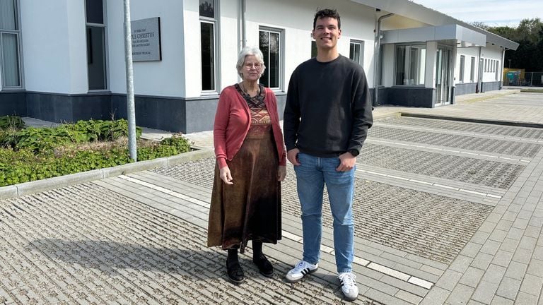 Joke Lebbink en Jonah School voor de Kerk van Jezus Christus van de Heiligen der Laatste Dagen in Breda.