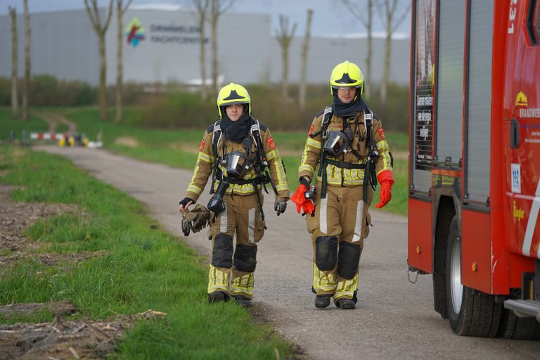 Na de vondst van de gedumpte vaten in Geertruidenberg werd onder meer de brandweer gewaarschuwd (foto: Jeroen Stuve/SQ Vision).