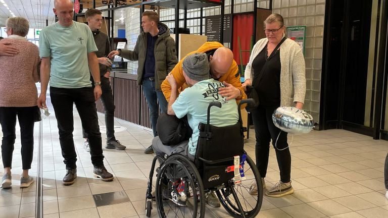 Peter en Paul omhelzen elkaar op Schiphol.