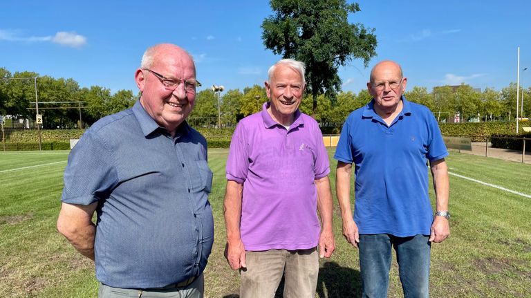 De vrijwilligers Wim van den Bemt, Piet Koevoets en Peter Mathijssen binden de strijd aan tegen de larven van de meikever (foto: Erik Peeters)