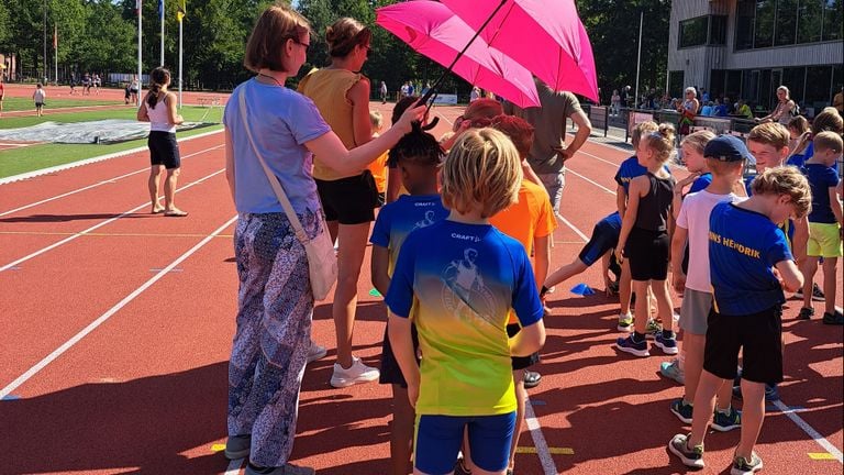 Een atletiekwedstrijd in deze hitte valt niet mee, voor de pupillen van AV Oss'78 (foto: Chantal Tijsbosch Heffels)