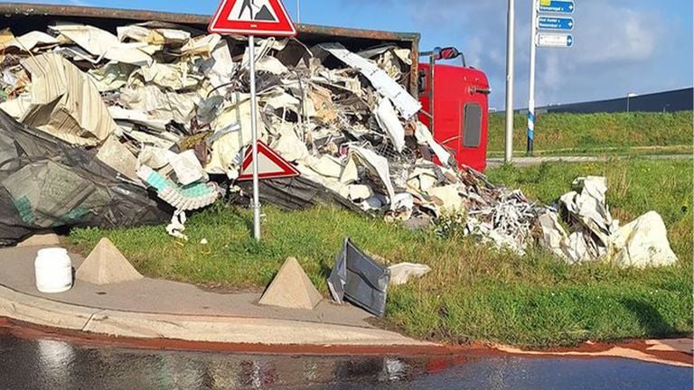 De gekantelde vrachtwagen op de N268 in Dinteloord (foto: Instagram Handhaving Steenbergen).