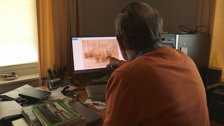 Bert Meijs wijst naar zijn voorouders op een oude foto. 