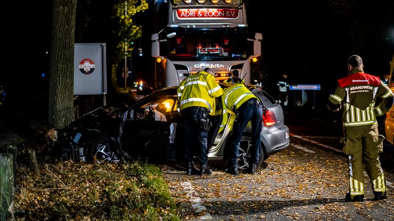 Een vrachtwagenchauffeur zag de gecrashte auto en belde de hulpdiensten (foto: Jack Brekelmans/SQ Vision).