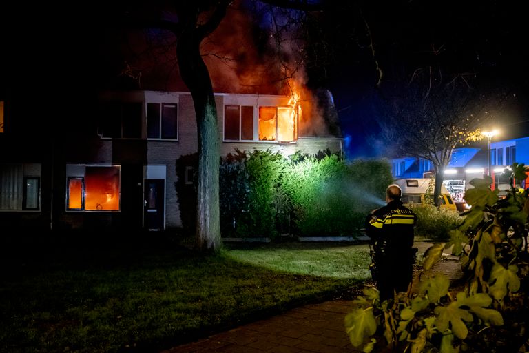 De vlammen sloegen uit het huis aan de Elsbeemd in Oosterhout (foto: Marcel van Dorst.Eye4Images).