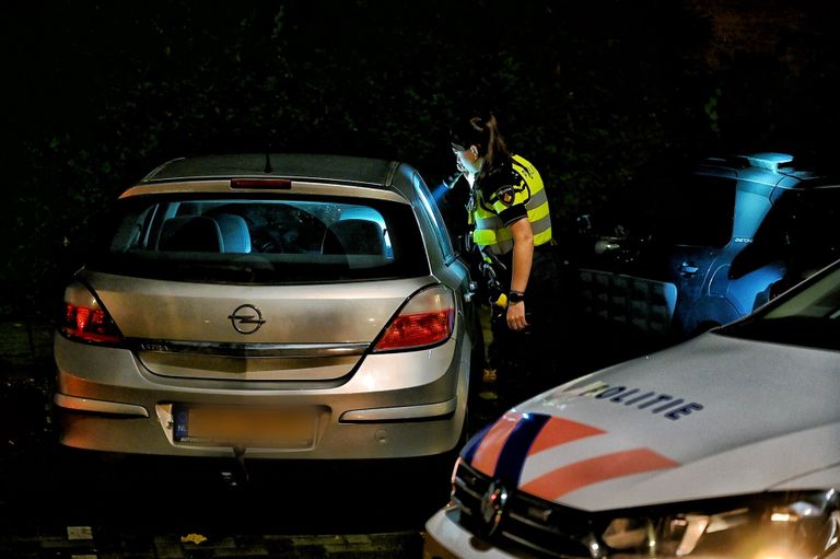 De auto werd gevonden in de professor Gimbrèrelaan in Tilburg. 