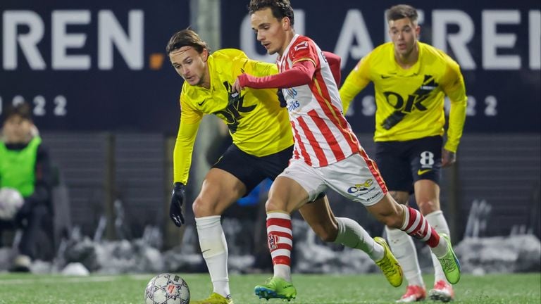 Bradly van Hoeven (TOP Oss) in duel met Ody Velanas (NAC Breda) - Foto: Orange Pictures