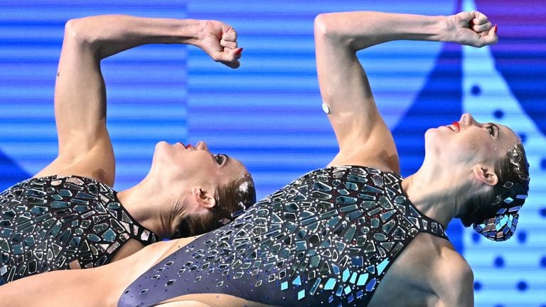 Noortje en Bregje de Brouwer in actie tijden het synchroonzwemmen (Foto: ANP)