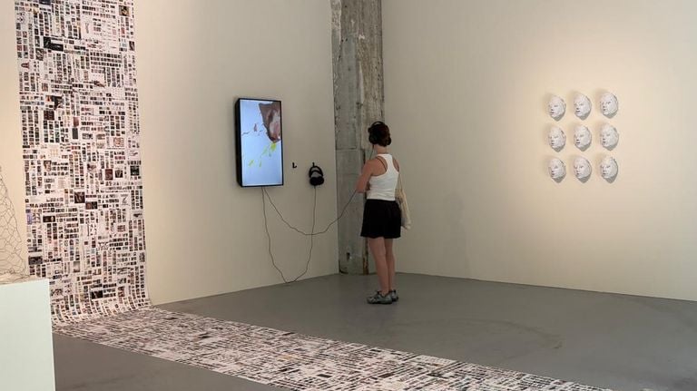Een bezoeker kijkt naar het digitale werk van Zari (foto: Loïs Verkooijen). 