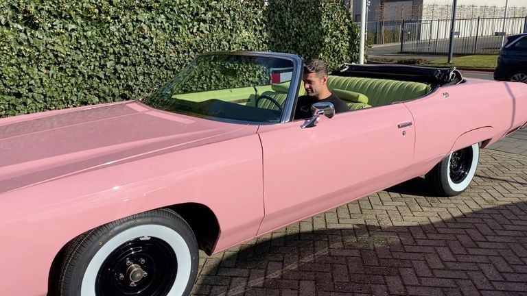 Rick in de splinternieuwe auto van Johnnie Flodder (foto: Jan Peels)