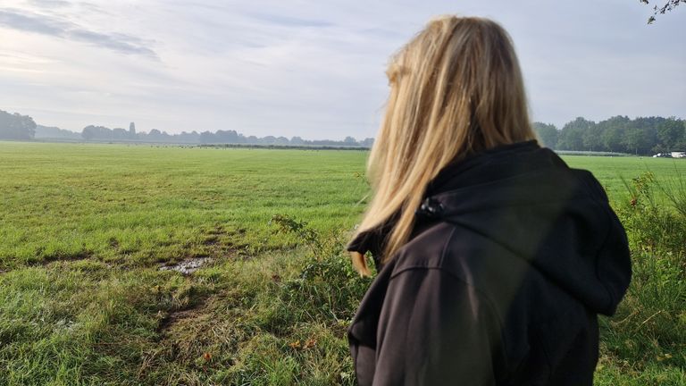 Nettie bewondert de vele ooievaars op Wellenseind (foto: Noël van Hooft).