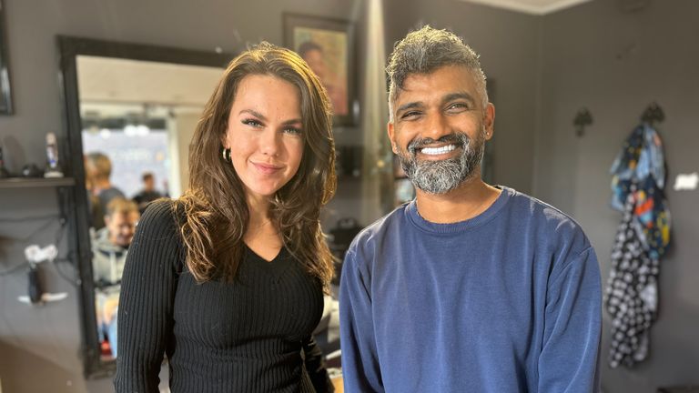 Daniëlle van den Berk en Farry Nurmohammed in hun kapperszaak (foto: Jan Peels)