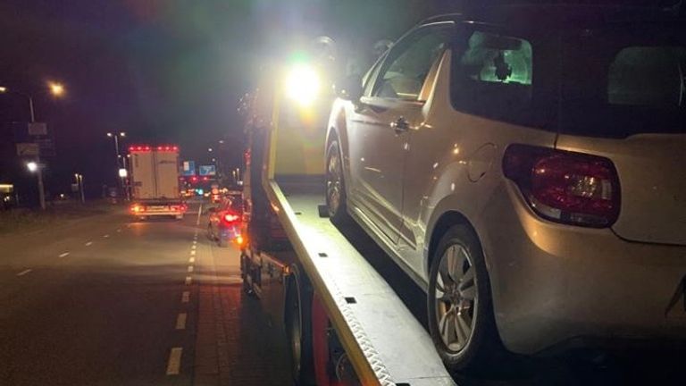 De auto van de mannen werd in beslag genomen, evenals het geld (foto: Facebook Koninklijke Marechaussee).