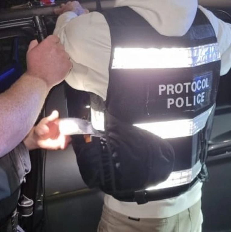 De nepagent droeg een kogelwerend vest met daarop een portofoon (foto: Instagram politie Roosendaal).