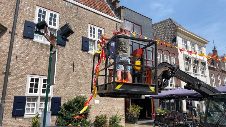 Grave versiert de straten voor de Vierdaagse (foto: Jos Verkuijlen).