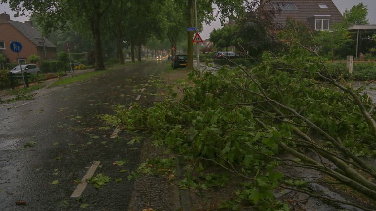 Hevige regenval en een windhoos veroorzaakten overlast in Helmond en Asten (foto: Harrie Grijseels/SQ Vision).