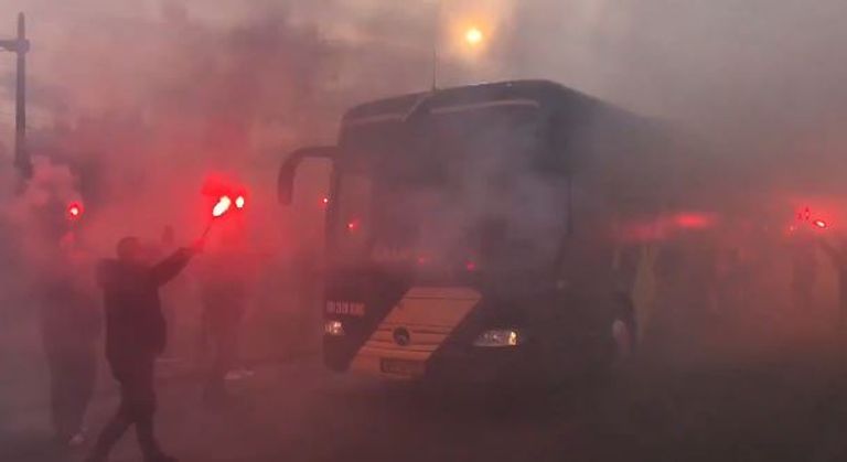 De spelersbus werd door 500 fans onthaald. Foto: Omroep Brabant.