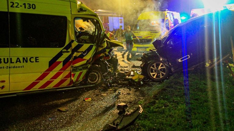 De auto en ambulance botsten in de Helmondse Heeklaan frontaal op elkaar (foto: Harrie Grijseels/SQ Vision).