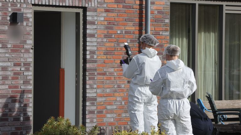 Onderzoek bij het huis aan de Violenstraat in  Veghel (foto: Bart Meesters).