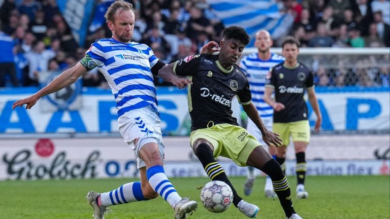 Gedion Zelalem (FC Den Bosch) probeert het schot van Siem de Jong (De Graafschap) te blokkeren (Foto: Orange Pictures)