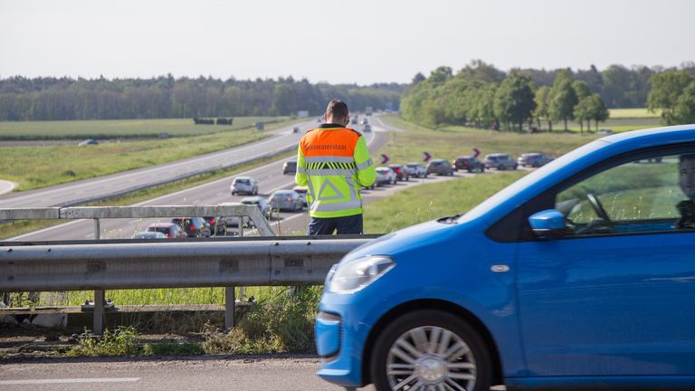 Drukte in en rond Overloon vanwege het evenement Militracks (foto: Albert Hendriks).