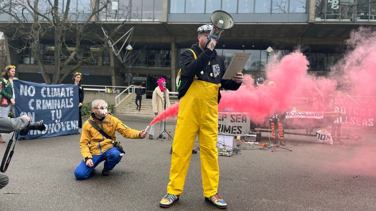 Demonstranten van University Rebellion voeren actie bij de TU/e (Foto: Floortje Steigenga)