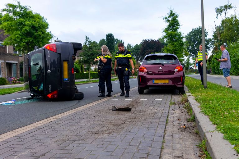 De geparkeerde auto werd gelanceerd en schoof een vol parkeervak naar voren (foto: Gabor Heeres/SQ Vision).