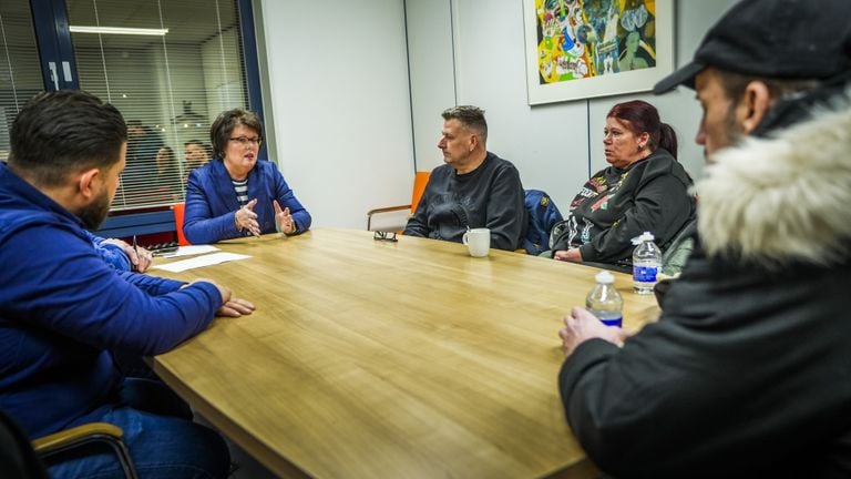 Een paar demonstranten mochten naar binnen in gemeentehuis (foto: SQ Vision).