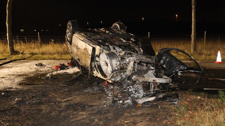 Van de auto bleef na de crash in Linden weinig over (foto: Marco van den Broek/SQ Vision).