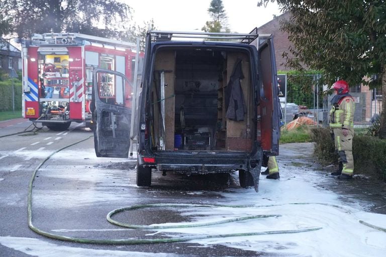 Les pompiers ont empêché que les outils à l'arrière du fourgon ne soient perdus dans l'incendie (photo : WdG/SQ Vision).