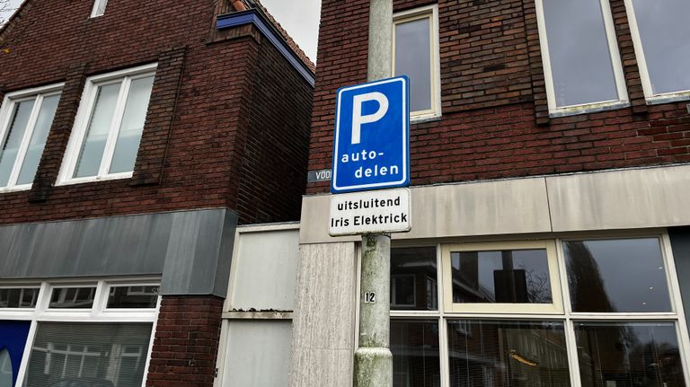 De deelauto heeft een eigen parkeerplaats (foto: Rogier van Son).