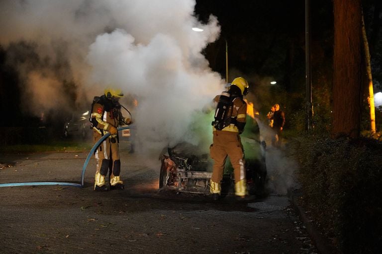 De brandweer had het vuur in Oosterhout snel onder controle (foto: Jeroen Stuve/Persbureau Heitink).