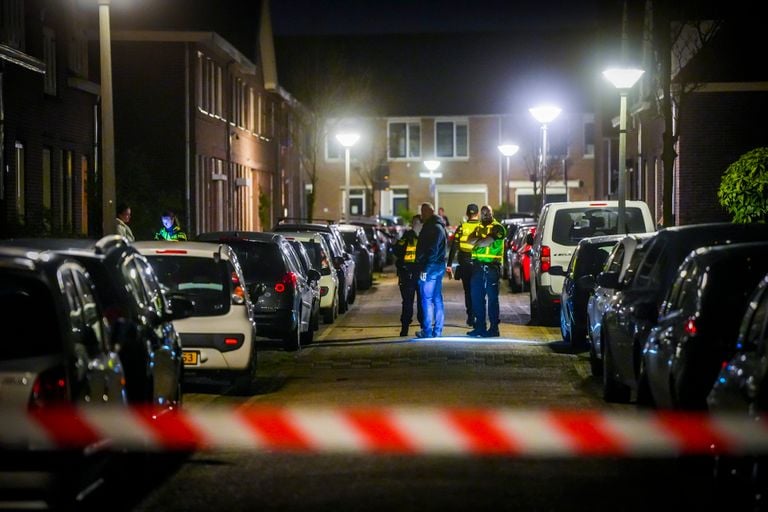 De straat werd ruim afgezet zodat de politie uitgebreid onderzoek kon doen (foto: SQ Vision).