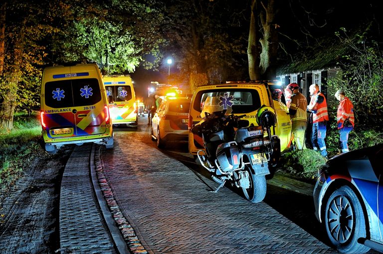 Vanwege de ernst van de situatie rukten de politie, de brandweer, ambulances en een traumahelikopter uit (foto: Toby de Kort/SQ Vision).