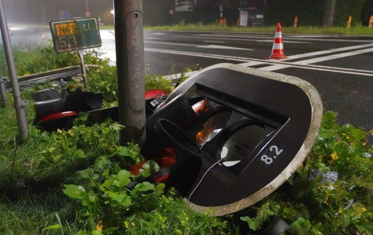 Botsing tegen stoplicht zorgt voor ravage (foto: Bart Meesters/SQ Vision).