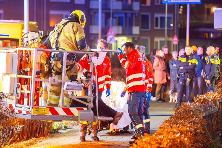 Ambulancemedewerkers staan klaar om de man op te vangen (foto: Gabor Heeres/SQ Vision).