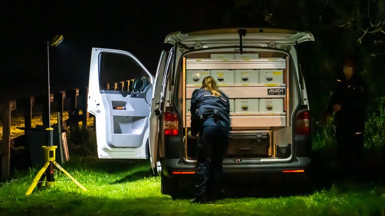 Aan de Westakker zoch de politie naar de dader (foto: Iwan van Dun / SQ Vision).