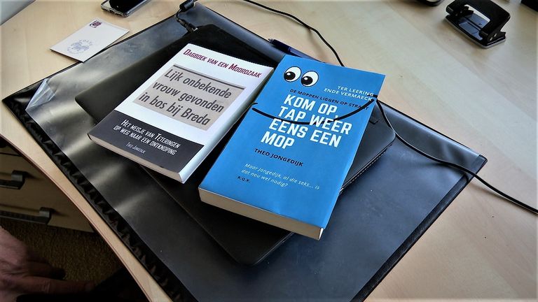 Theo's boek over de moord op een meisje, naast het nieuwe 'moppenboek'. (foto: Raoul Cartens)