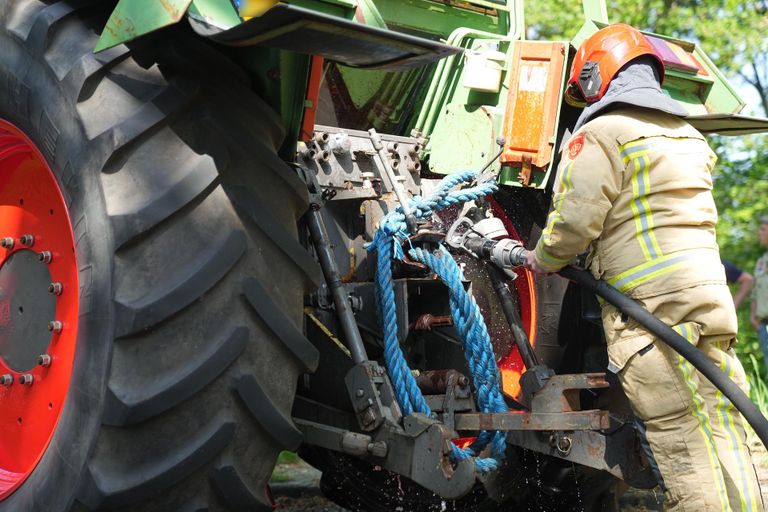 De brandweer bluste de tractor in Soerendonk (foto: WdG/SQ Vision).