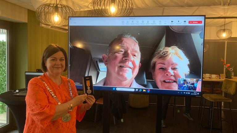 Burgemeester Arinda Callewaert benoemde Hans van den Dungen (midden) op afstand tot Ridder in de Orde van Oranje Nassau (foto: gemeente Bergeijk).