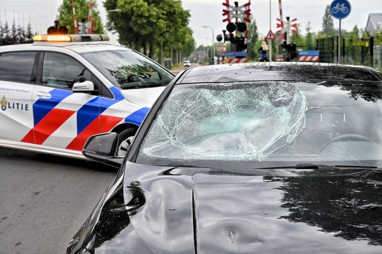 Het ongeluk gebeurde op de kruising van de Spoordijk met de Streepstraat in Berkel-Enschot (foto: Toby de Kort/SQ Vision).