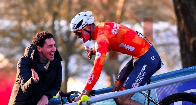 Mathieu van de Poel geeft een high-five aan zijn neef en maatje Rob van Broekhoven (foto: Tomas Sisk UCI cycling) 