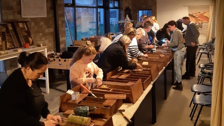 In de 'buurtschuur' maakten tientallen inwoners hun eigen insectenhotel (foto: privé).