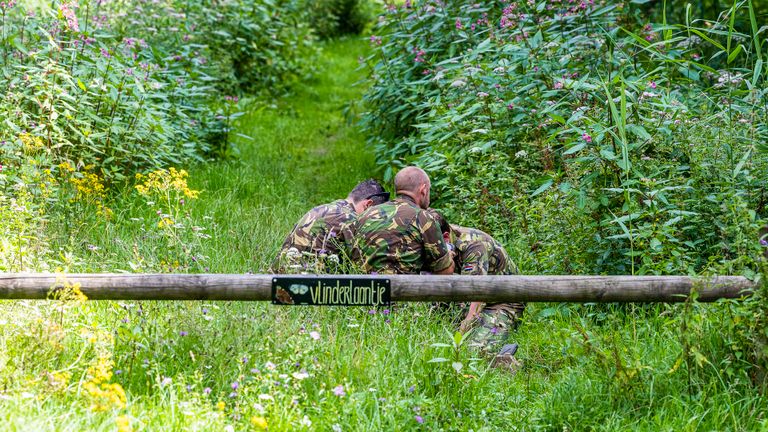 Medewerkers van de EOD bezig op de vindplaats (foto: Jack Brekelmans/SQ Vision Mediaprodukties).