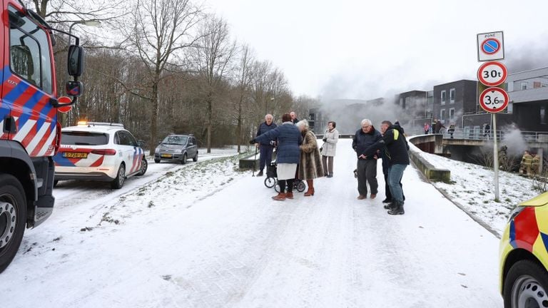 Het complex is ontruimd, bewoners worden opgevangen (foto: Bart Meesters/SQ Vision).