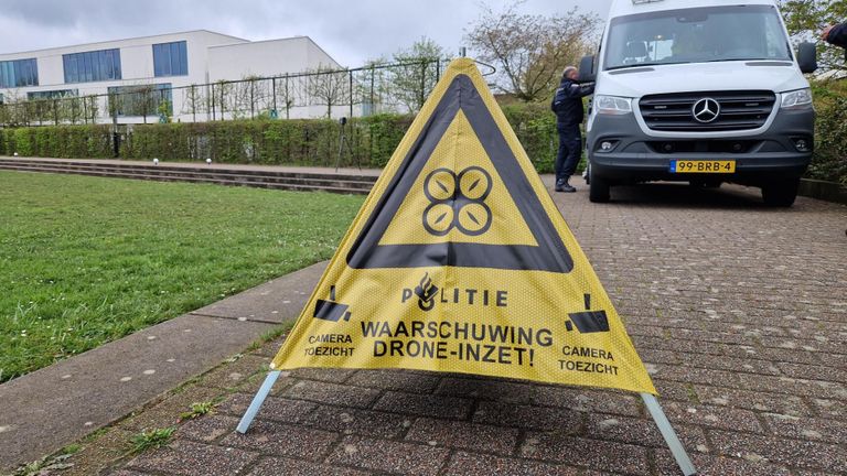 Agenten van de forensische opsporing deden onderzoek bij de school (foto: Omroep Brabant).